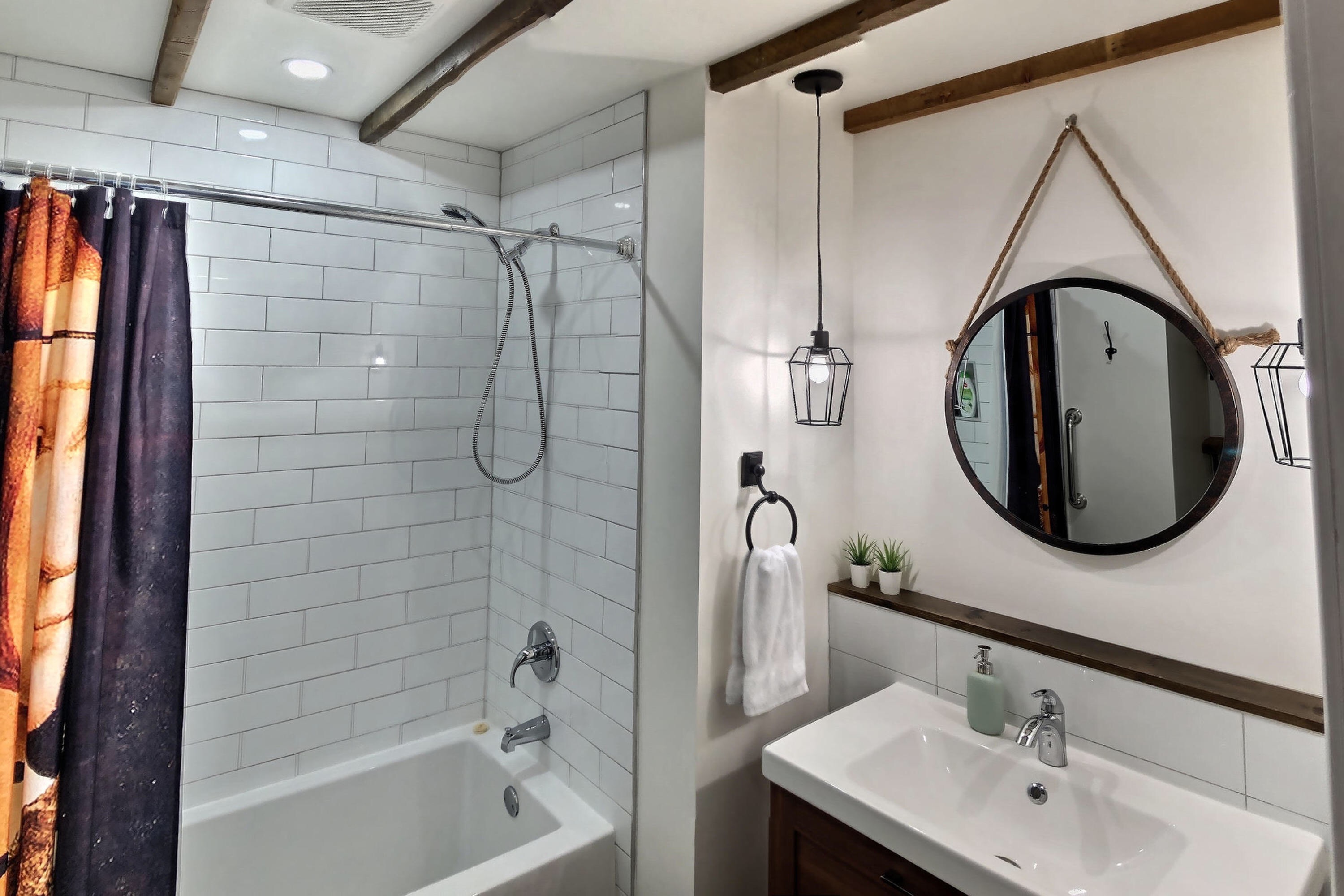 Mont-Royal · Bathroom — Gîte du Survenant, Montréal